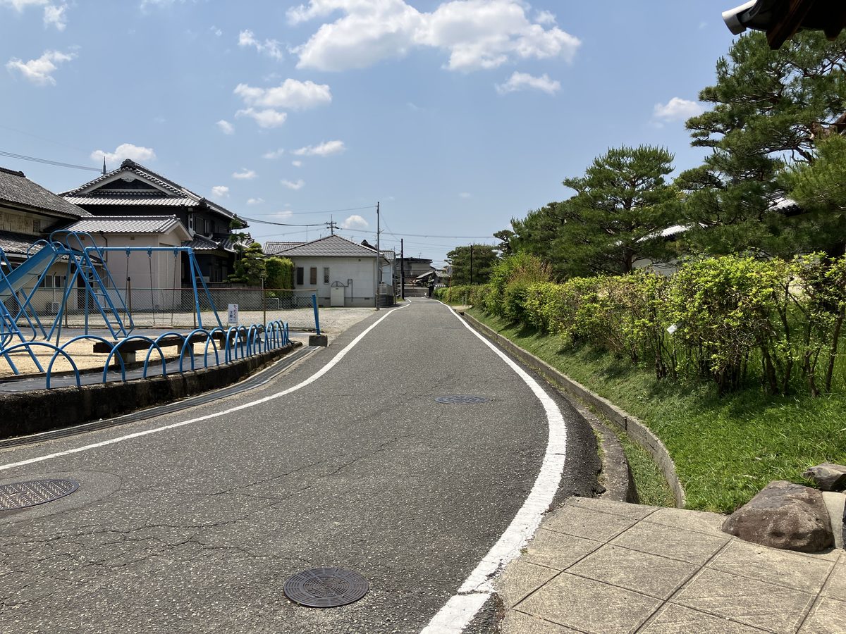 Walking straight ahead from Hokeji