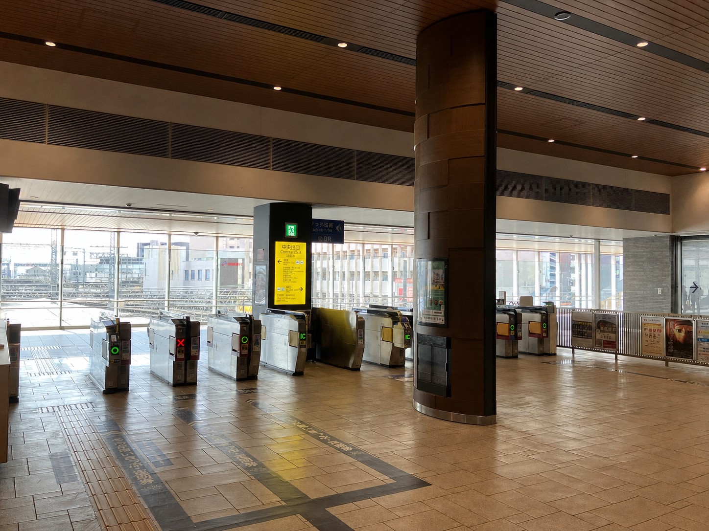 Exiting through the central ticket gate at Yamato-Saidaiji Station