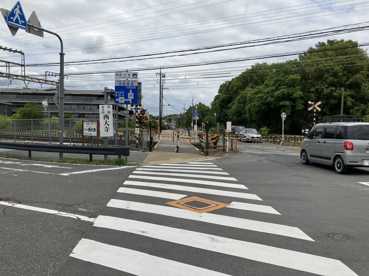 Crossing the pedestrian crossing toward the railway crossing
