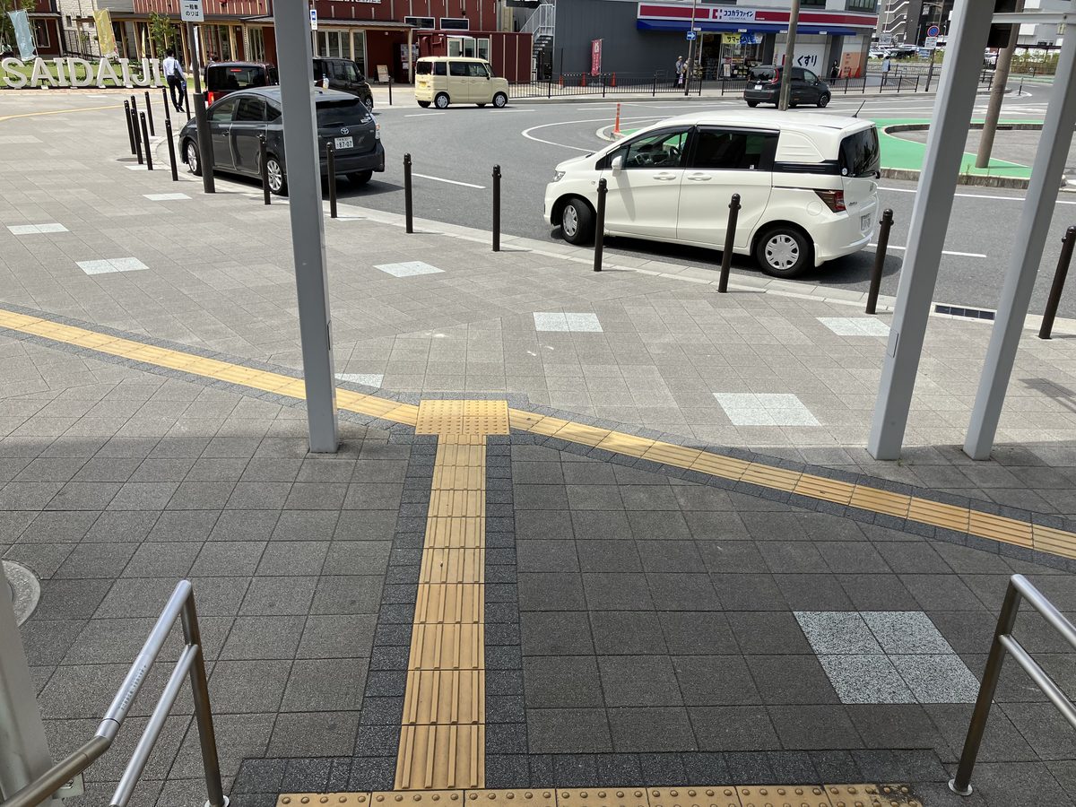 Turning right at the landing and continuing down the stairs