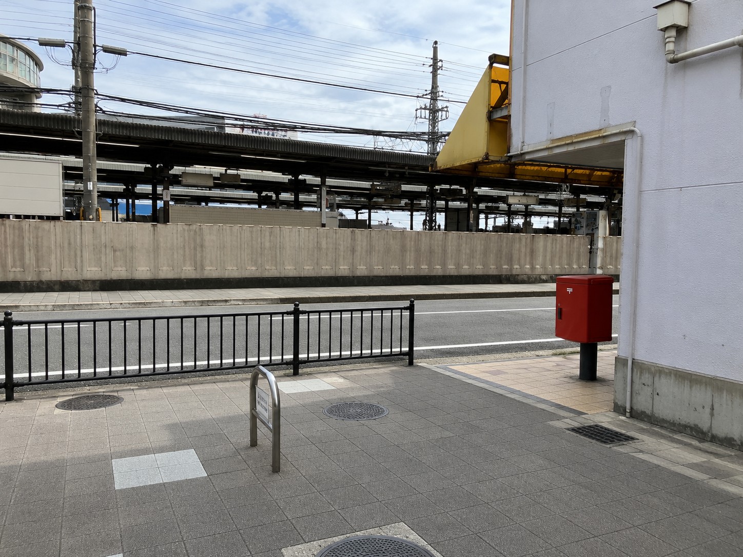 Making a U-turn to the left toward the red postbox