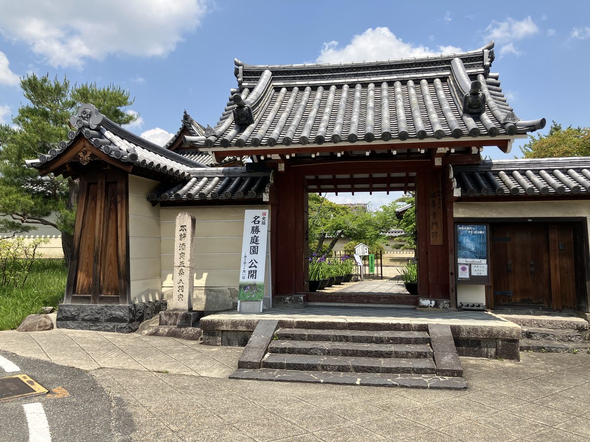 The precinct of Hokeji Temple, radiant with its imperial heritage