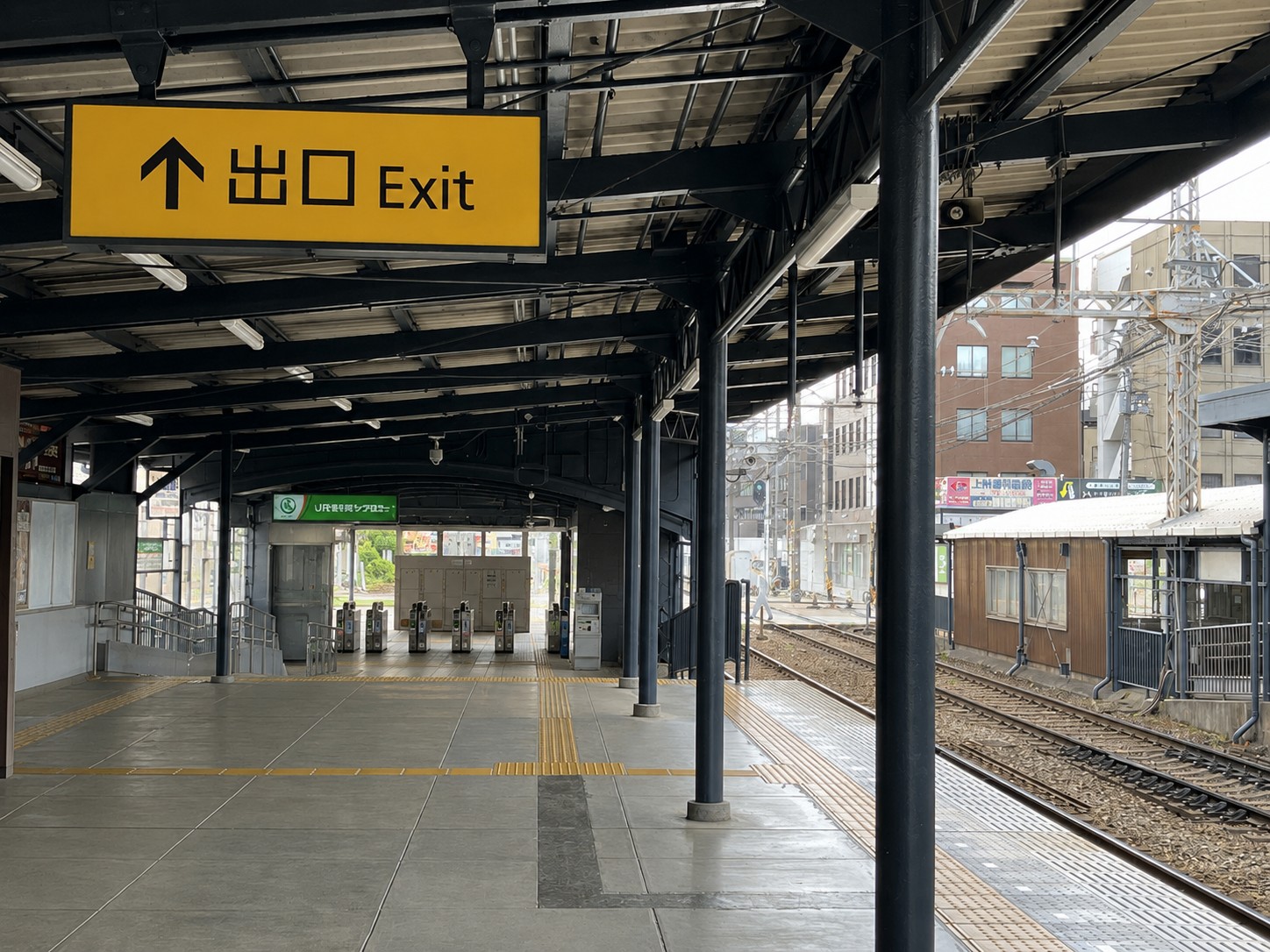 The exit sign on the platform at Shin-Omiya Station, pointing to the way out