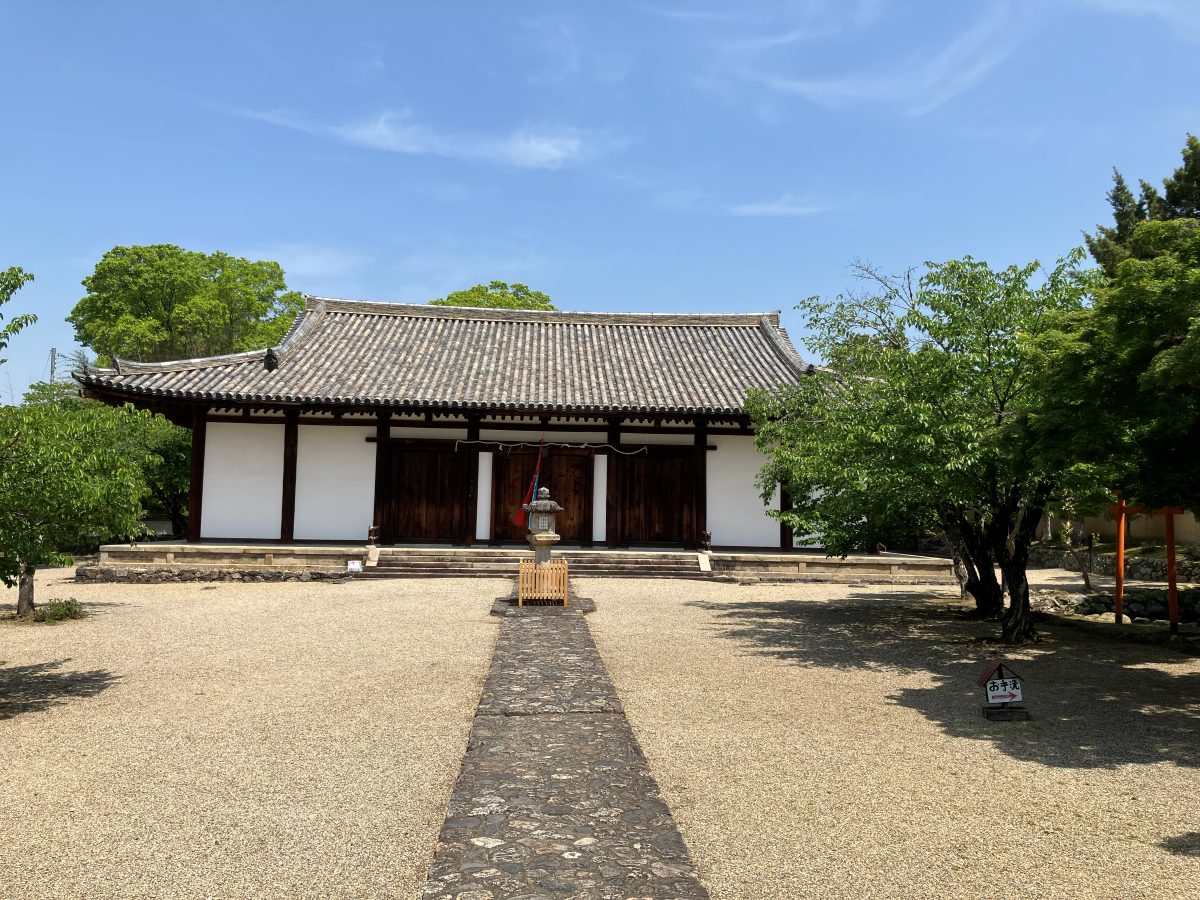 The quiet precinct of Shin-Yakushiji Temple