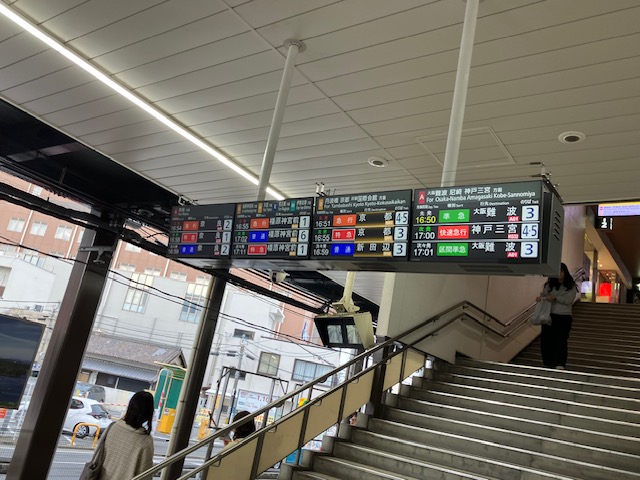 大和西大寺站的大型發車看板——顯示前往奈良的列車